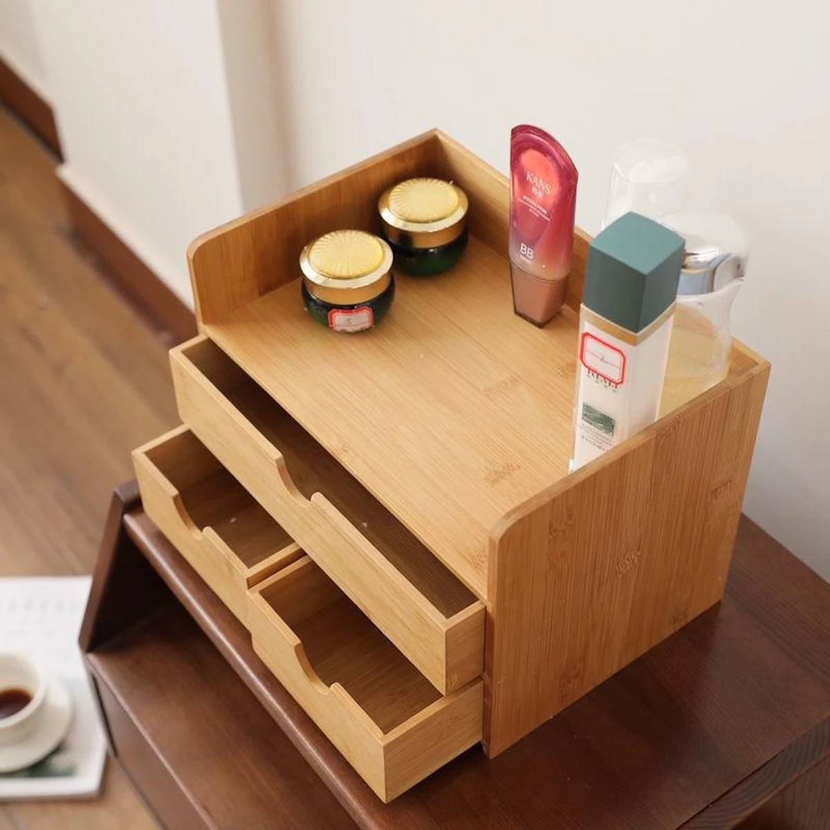 Merkloos Decopatent® Luxe Make-up Organizer Met 3 Lades - Cosmetica Organizer Make Up Met Schuiflade Bamboe Hout - Cosmeticahouder - Toren 4 Merkloos Decopatent® Luxe Make-up Organizer Met 3 Lades - Cosmetica Organizer Make Up Met Schuiflade Bamboe Hout - Cosmeticahouder - Toren - Afbeelding 4