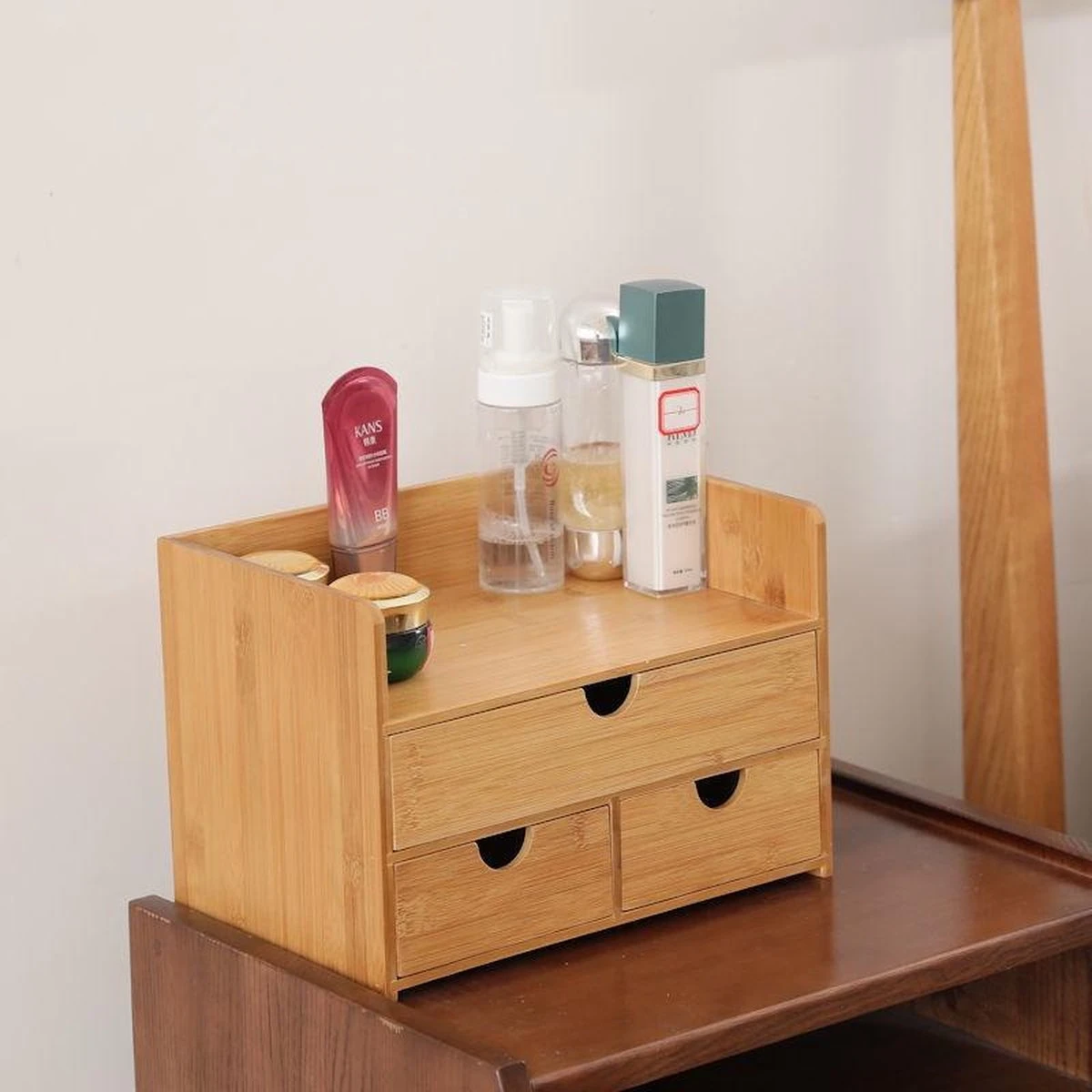 Merkloos Decopatent® Luxe Make-up Organizer Met 3 Lades - Cosmetica Organizer Make Up Met Schuiflade Bamboe Hout - Cosmeticahouder - Toren 5 Merkloos Decopatent® Luxe Make-up Organizer Met 3 Lades - Cosmetica Organizer Make Up Met Schuiflade Bamboe Hout - Cosmeticahouder - Toren - Afbeelding 5